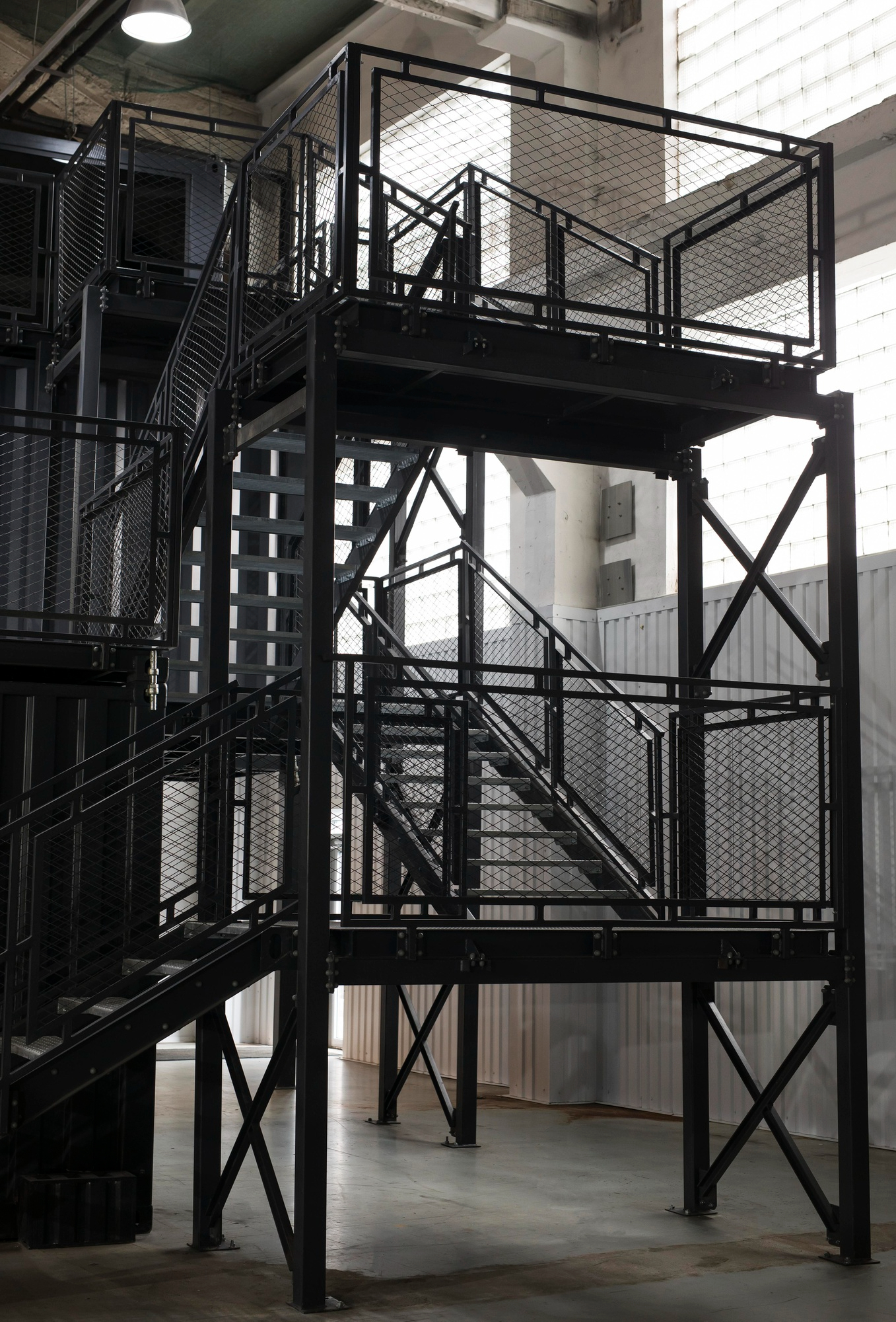 Escalier métallique et garde-corps en atelier ou sur site